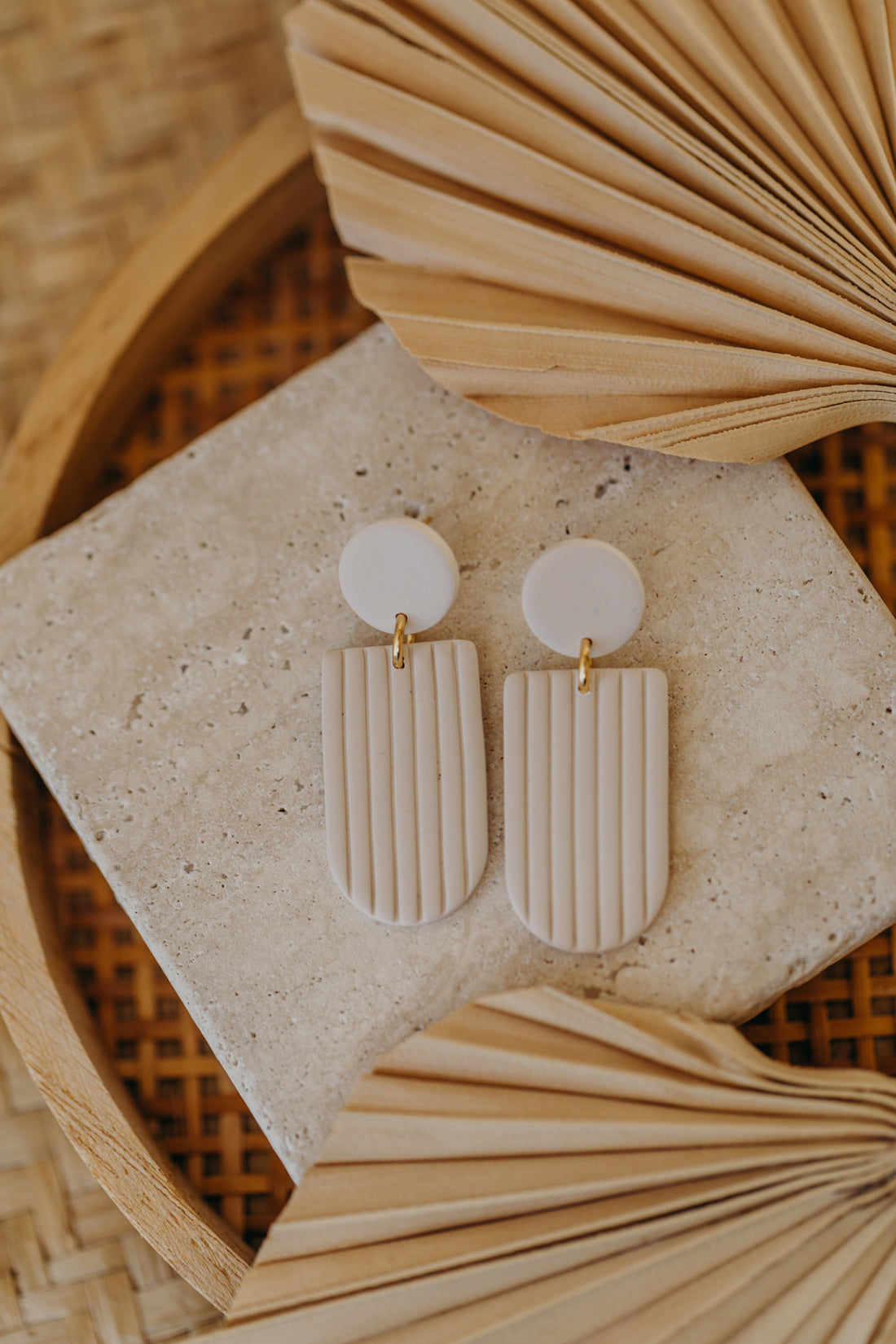 MOEMI - gestreifte vanille farbene Ohrringe in Bogenform