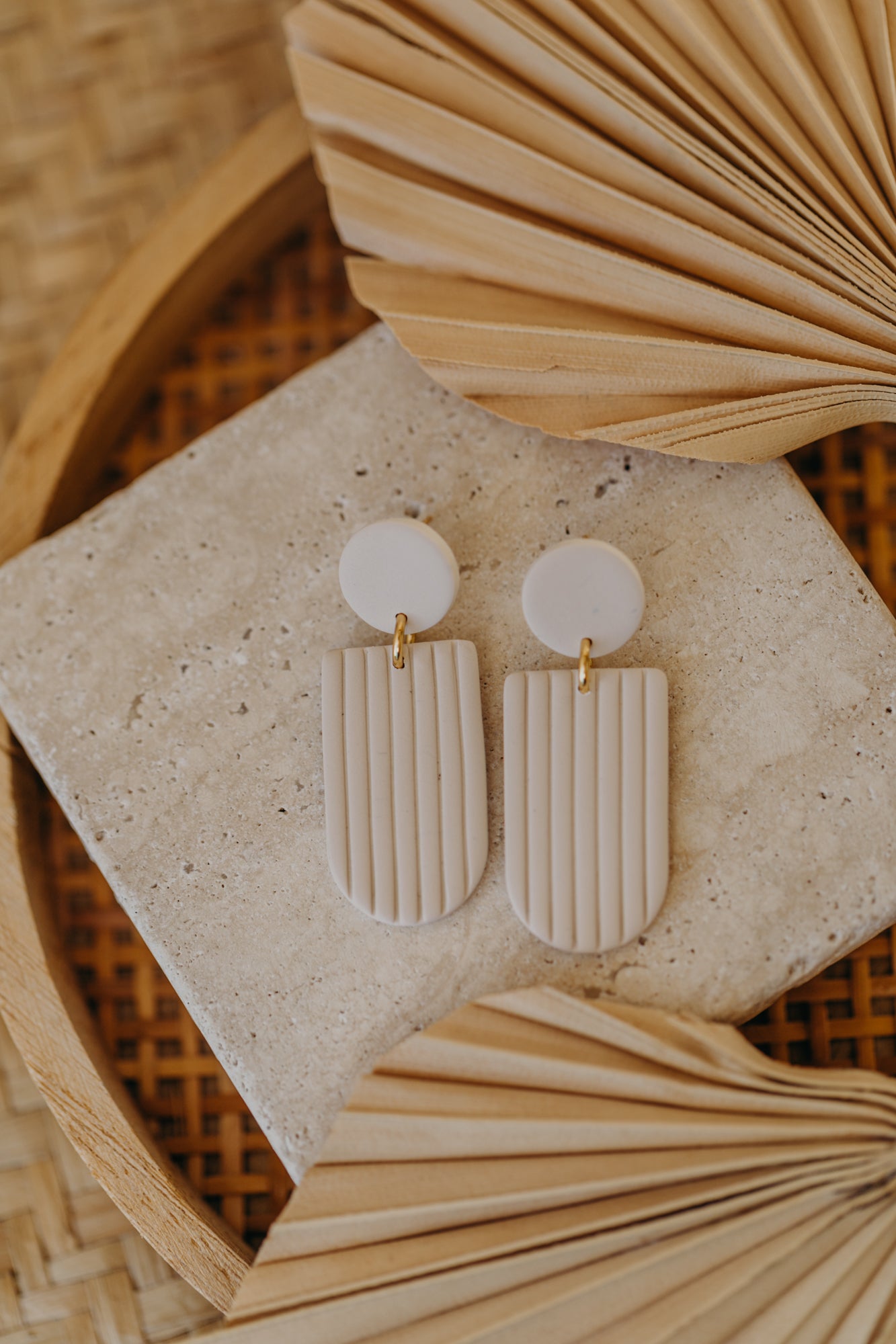 MOEMI - gestreifte vanille farbene Ohrringe in Bogenform