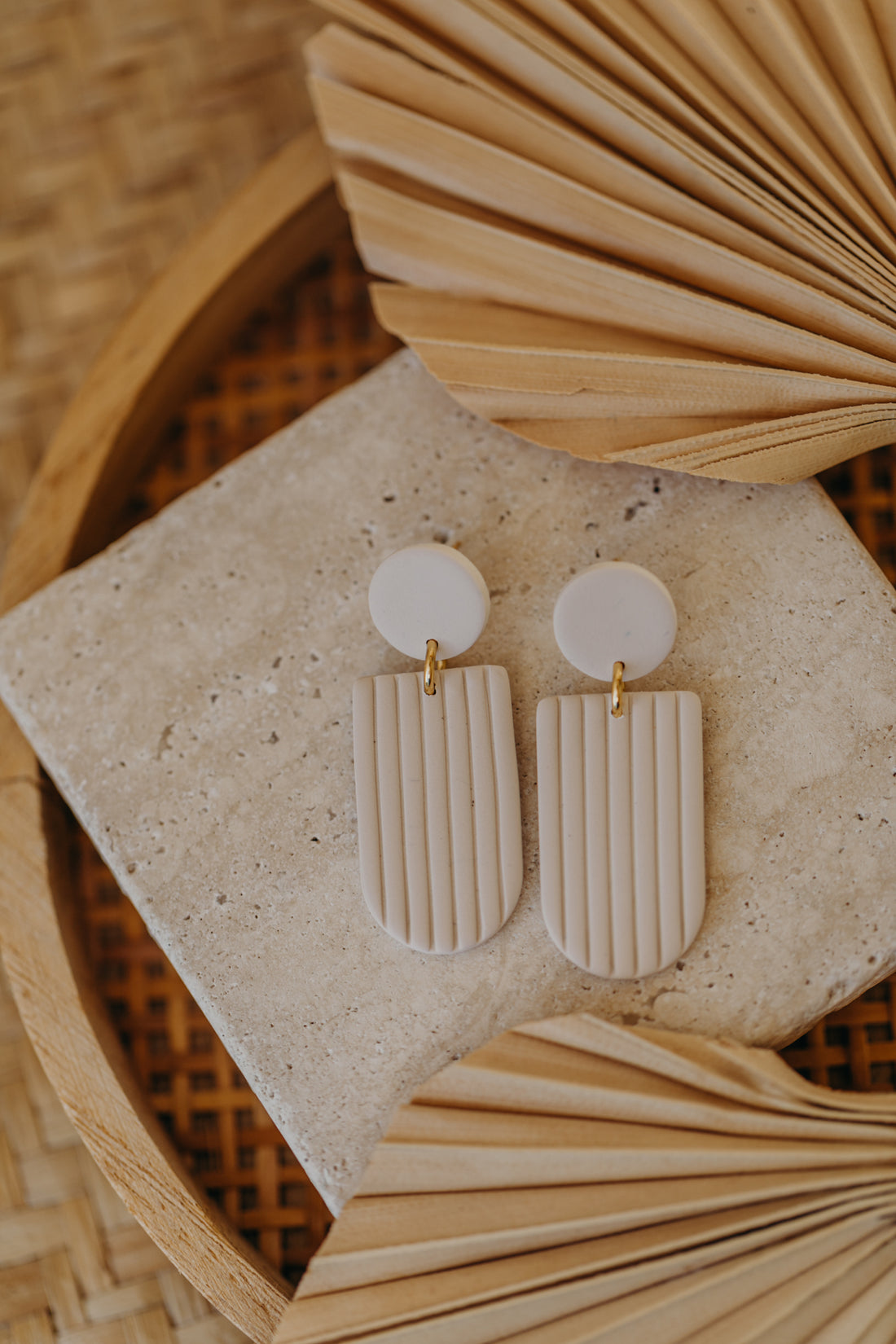 MOEMI - striped vanilla-colored bow-shaped earrings