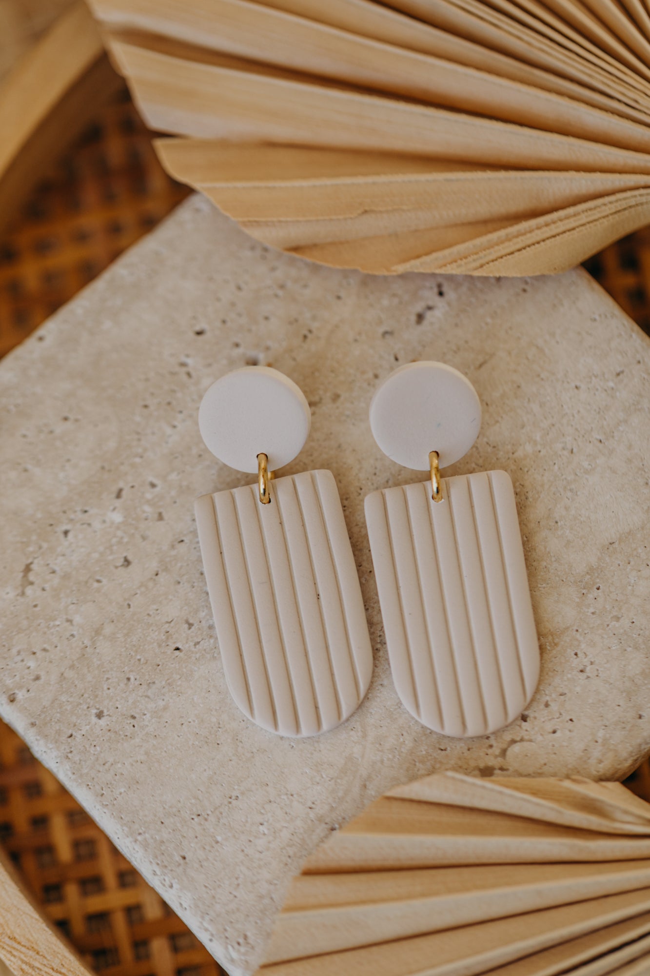 MOEMI - gestreifte vanille farbene Ohrringe in Bogenform