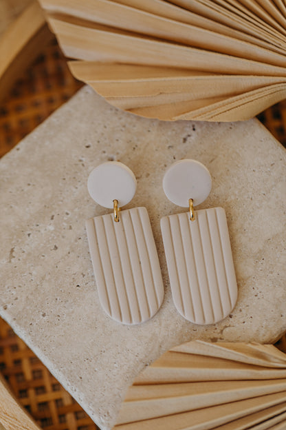 MOEMI - gestreifte vanille farbene Ohrringe in Bogenform
