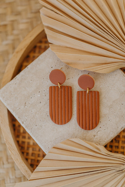 MOEMI - striped cinnamon-colored bow-shaped earrings