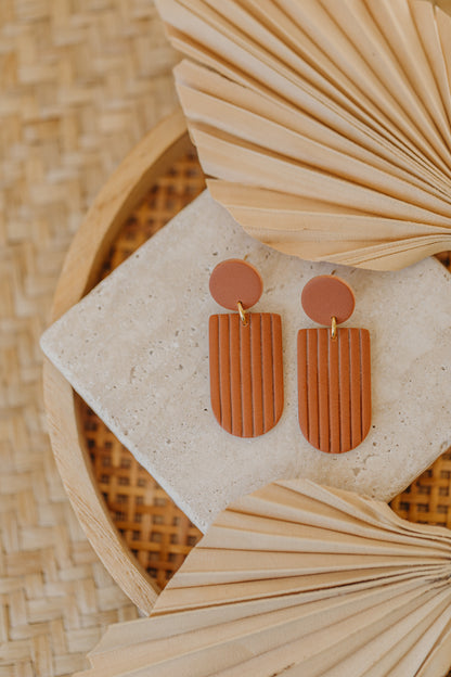 MOEMI - striped cinnamon-colored bow-shaped earrings