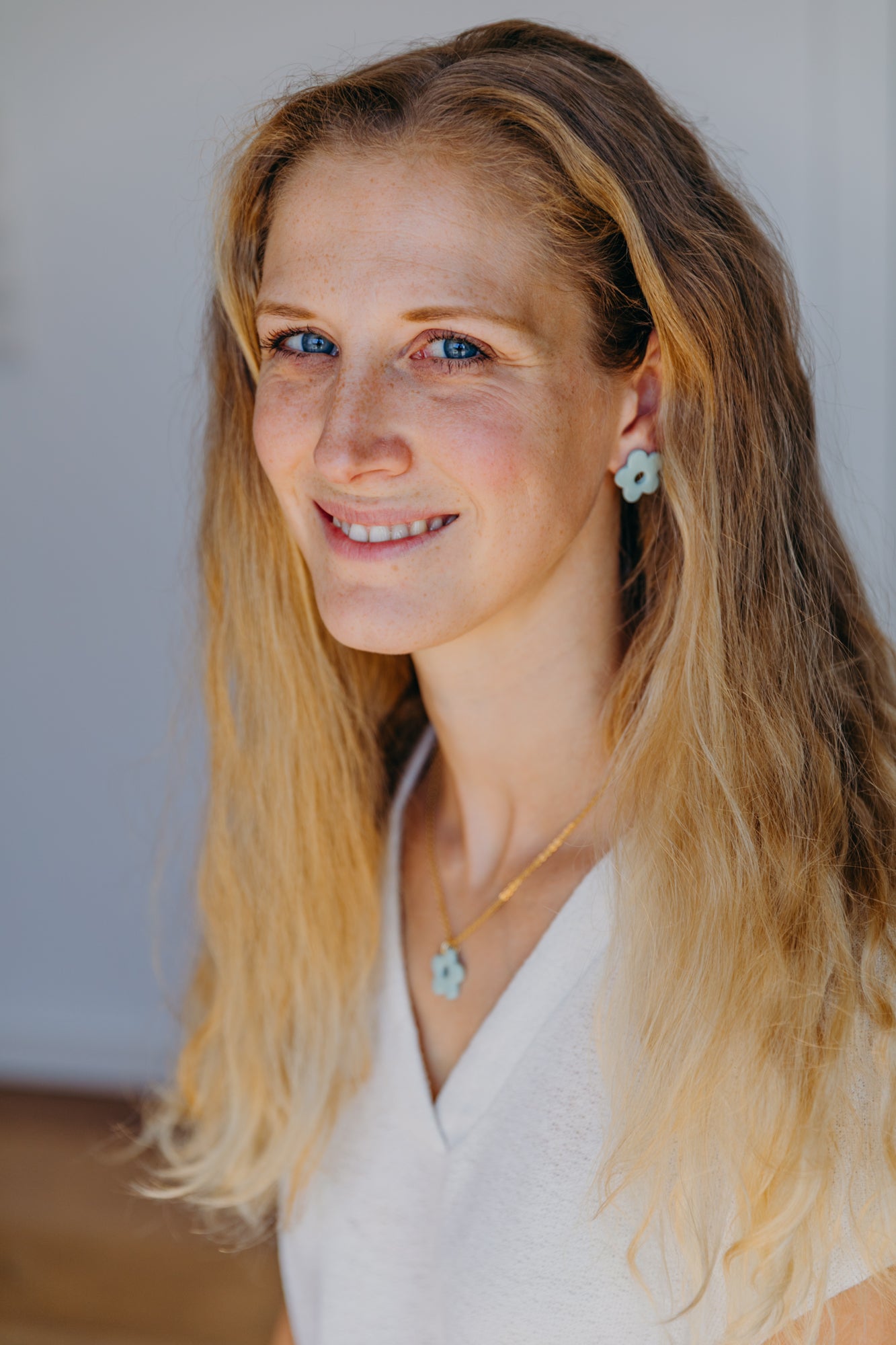MARIA - salbeigrüne Blumen Ohrstecker