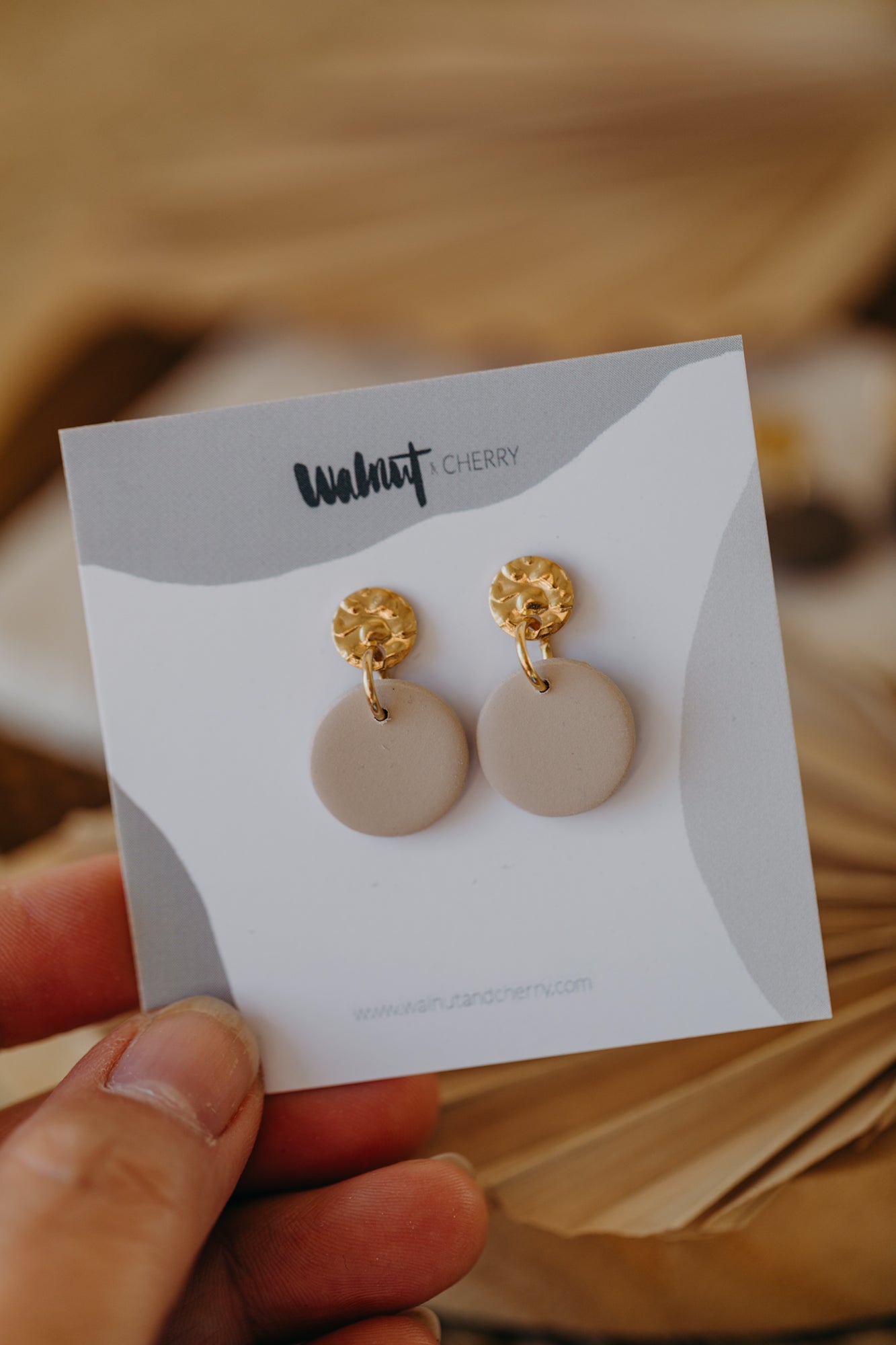 MAYLA - runde kleine Polymer Ton Ohrringe in Brauntönen