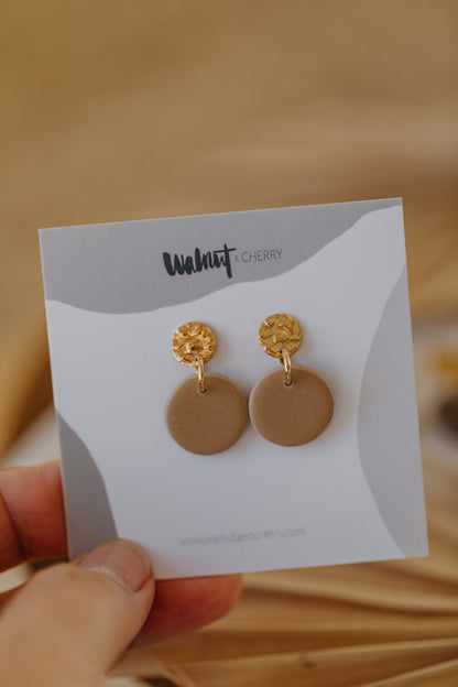 MAYLA - runde kleine Polymer Ton Ohrringe in Brauntönen