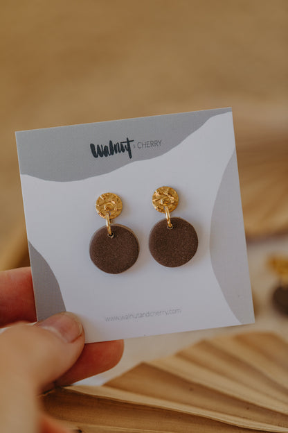 MAYLA - runde kleine Polymer Ton Ohrringe in Brauntönen
