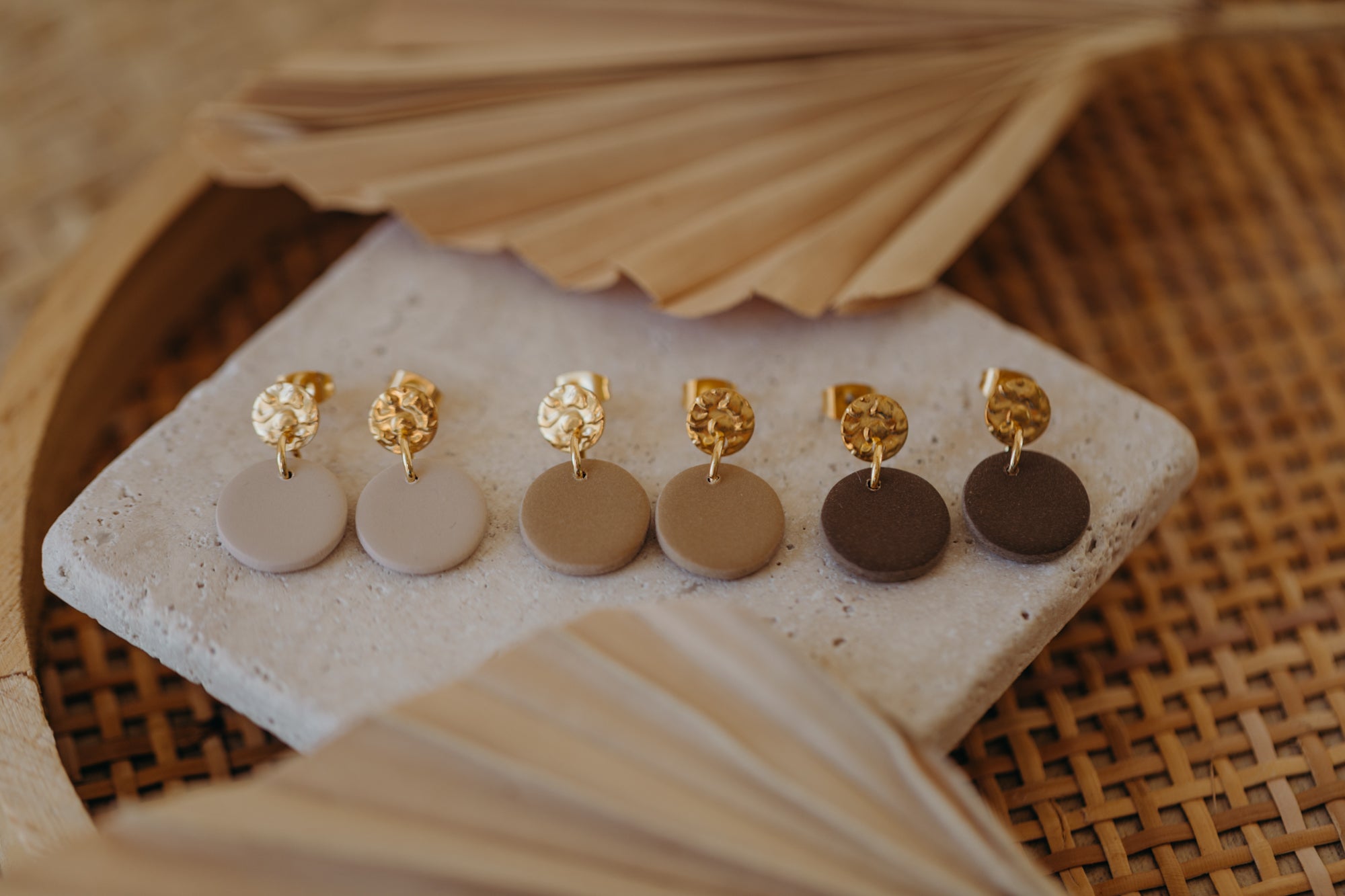 MAYLA - runde kleine Polymer Ton Ohrringe in Brauntönen