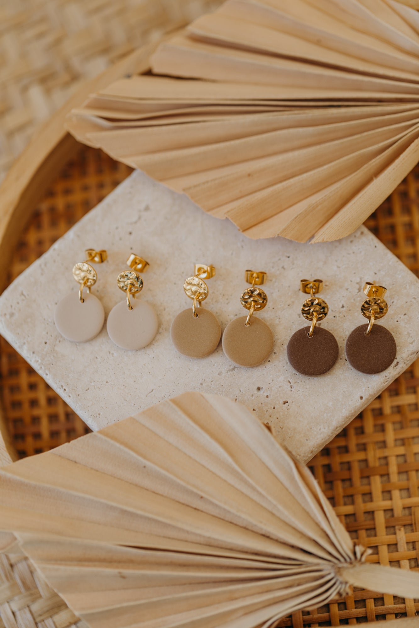 MAYLA - runde kleine Polymer Ton Ohrringe in Brauntönen