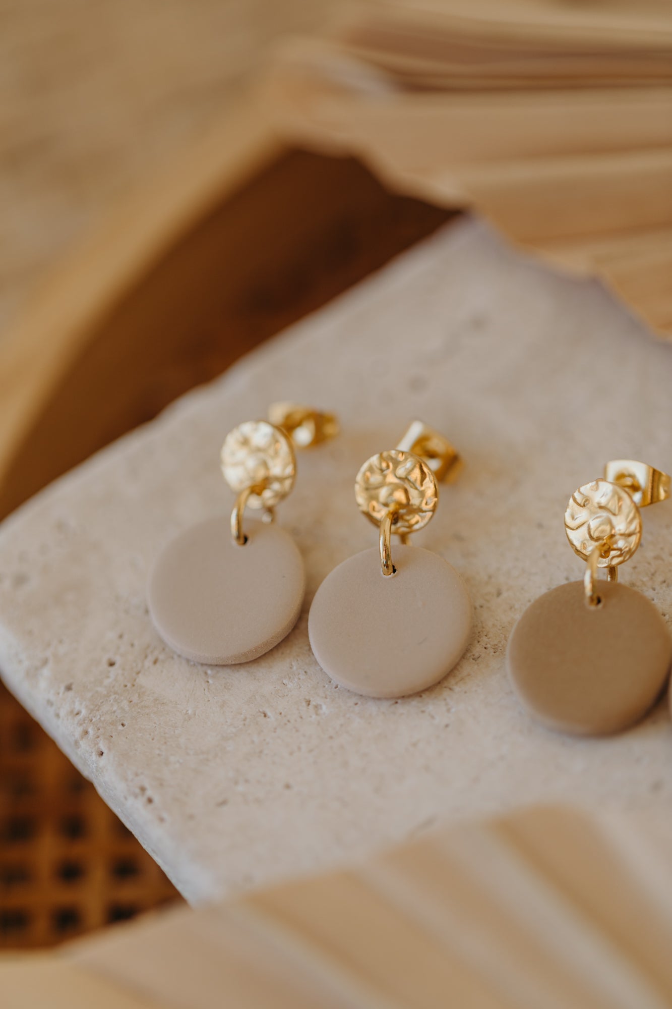 MAYLA - runde kleine Polymer Ton Ohrringe in Brauntönen