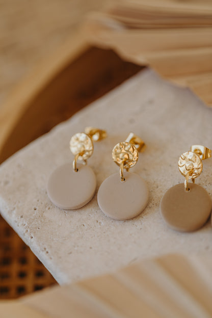 MAYLA - runde kleine Polymer Ton Ohrringe in Brauntönen