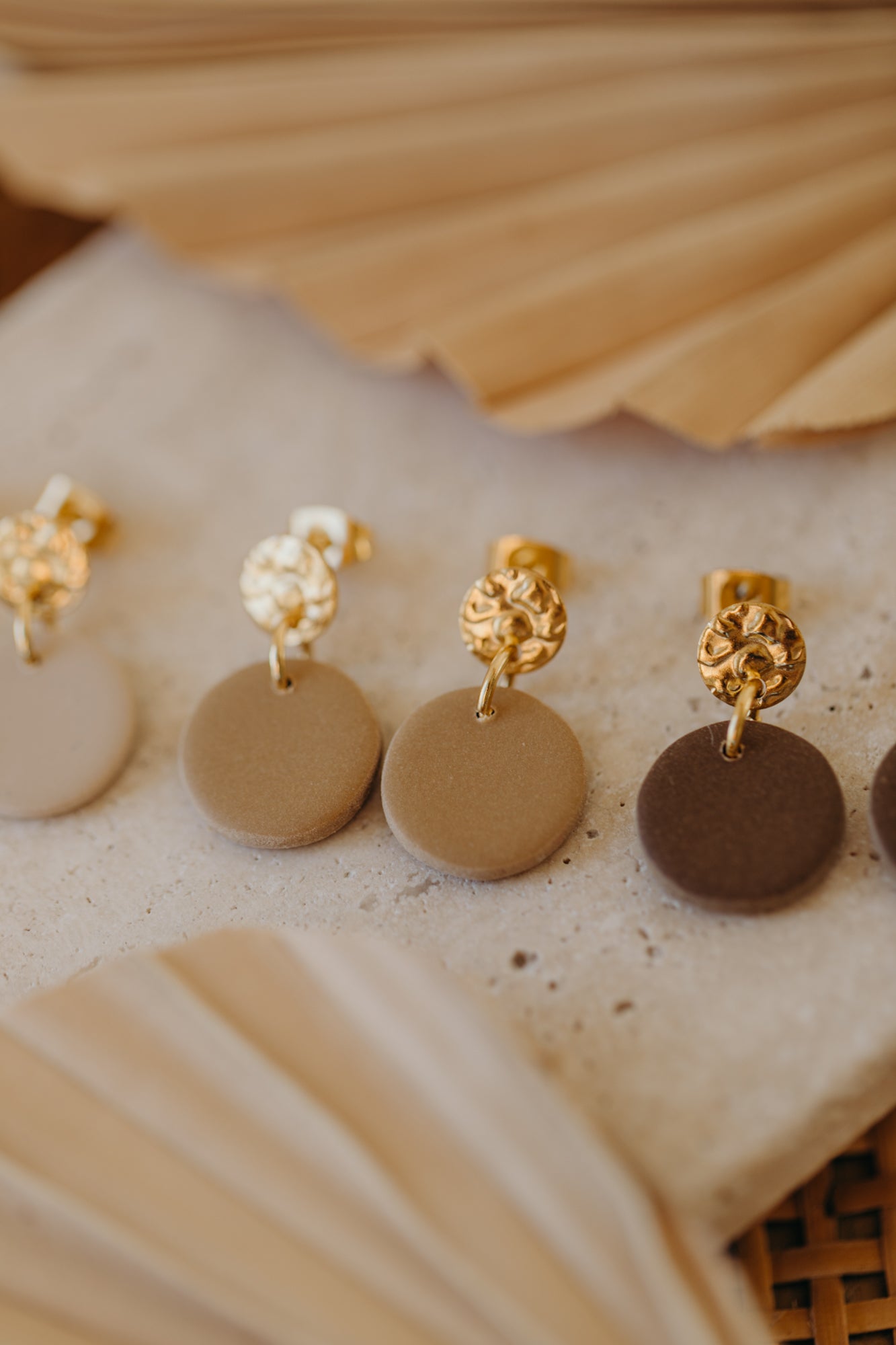 MAYLA - runde kleine Polymer Ton Ohrringe in Brauntönen
