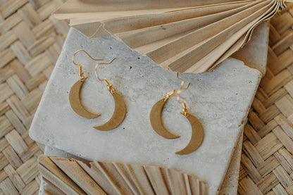 LIZ - Kleine Mond Ohrringe aus Messing