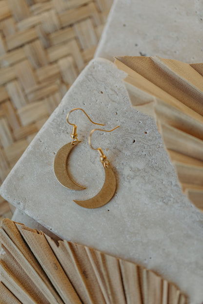 LIZ - Kleine Mond Ohrringe aus Messing