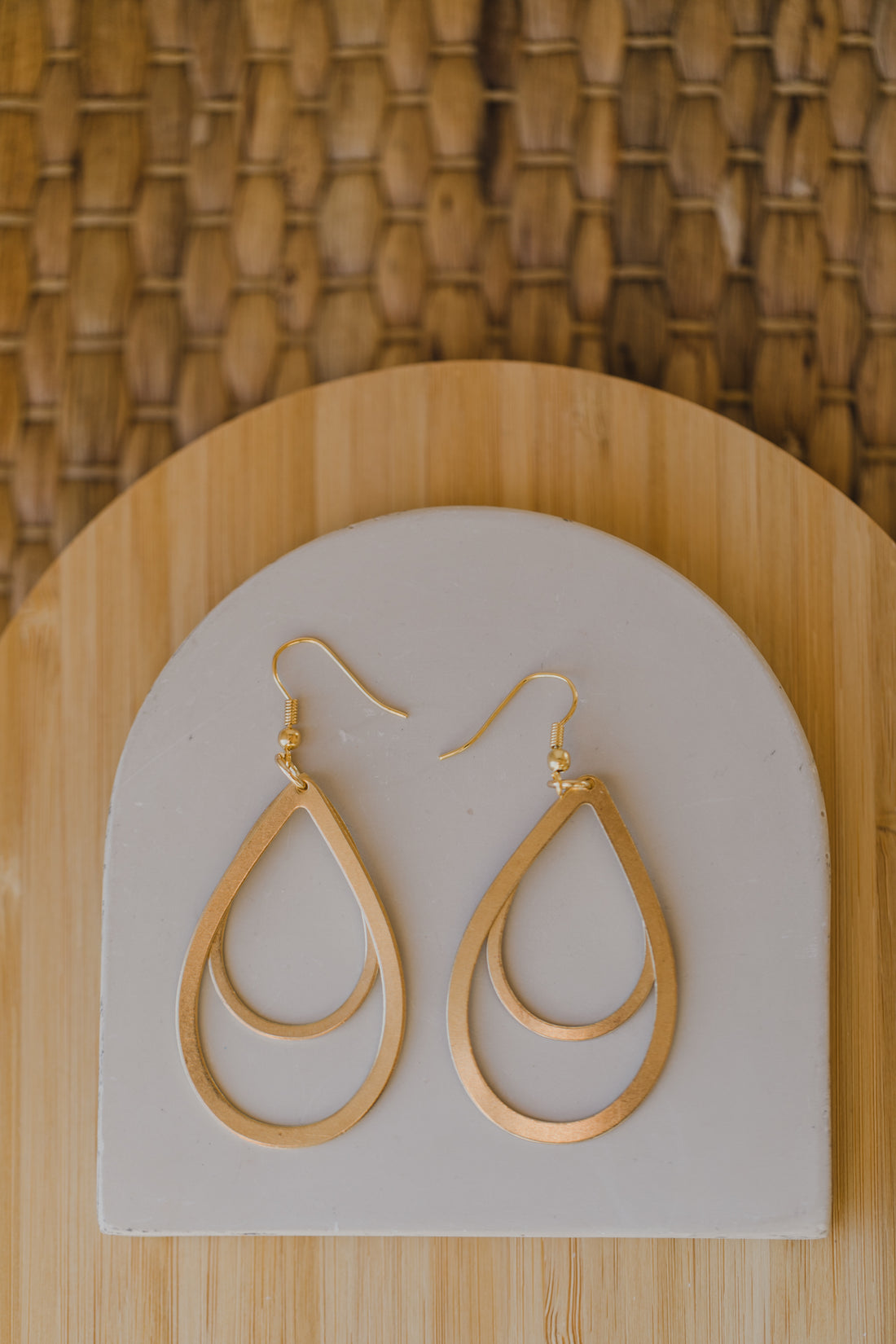 JOLEEN - leichte Messing Ohrringe mit zwei Tropfen