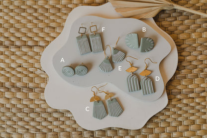 mint farbene Polymer Ton Ohrringe mit weißen Linien