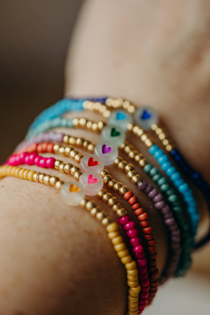 transparentes Herz Perlenarmband in pink