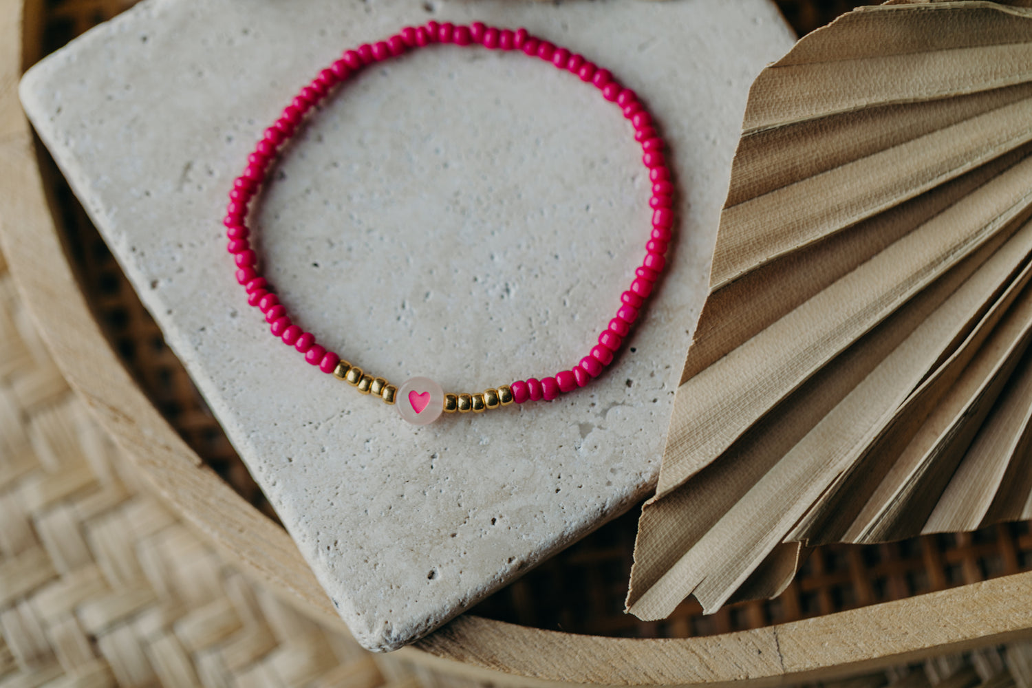 transparentes Herz Perlenarmband in pink