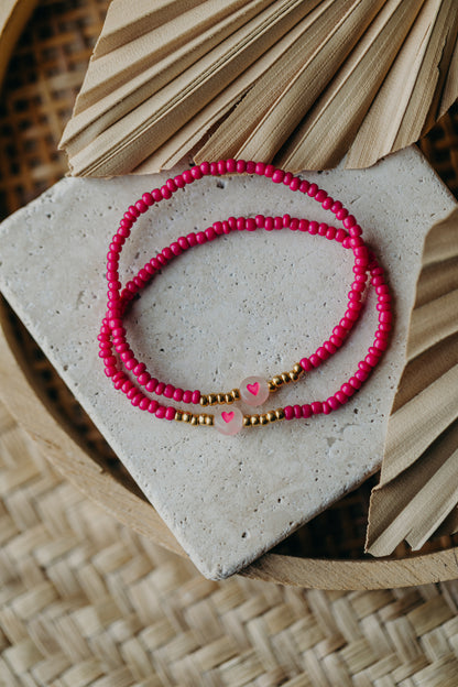 transparentes Herz Perlenarmband in pink
