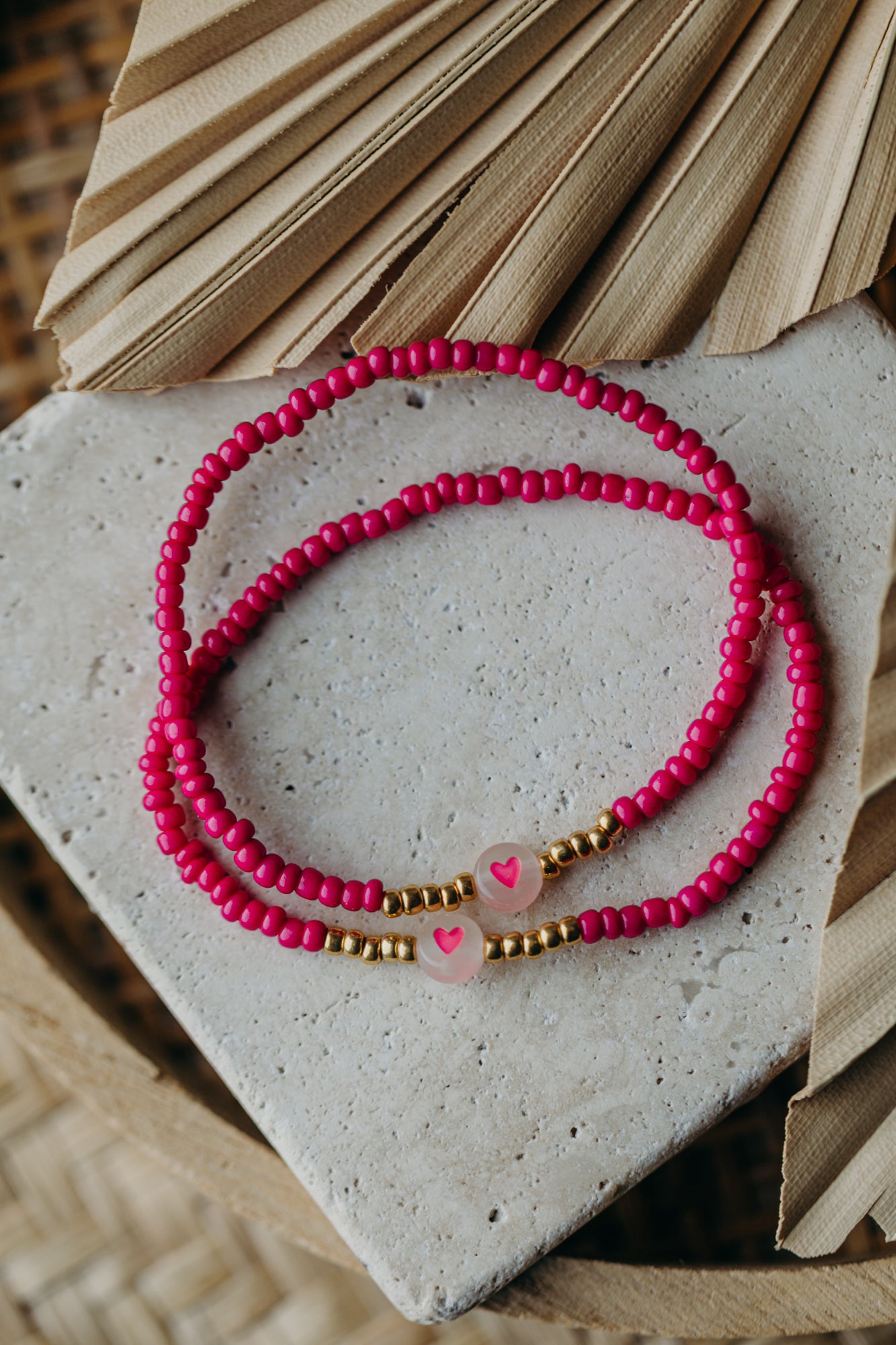 transparentes Herz Perlenarmband in pink
