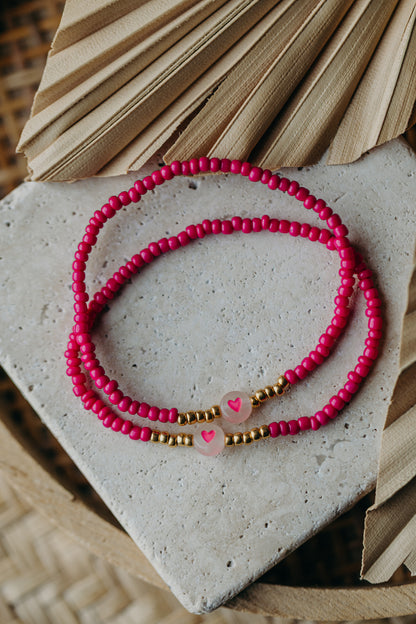 transparentes Herz Perlenarmband in pink
