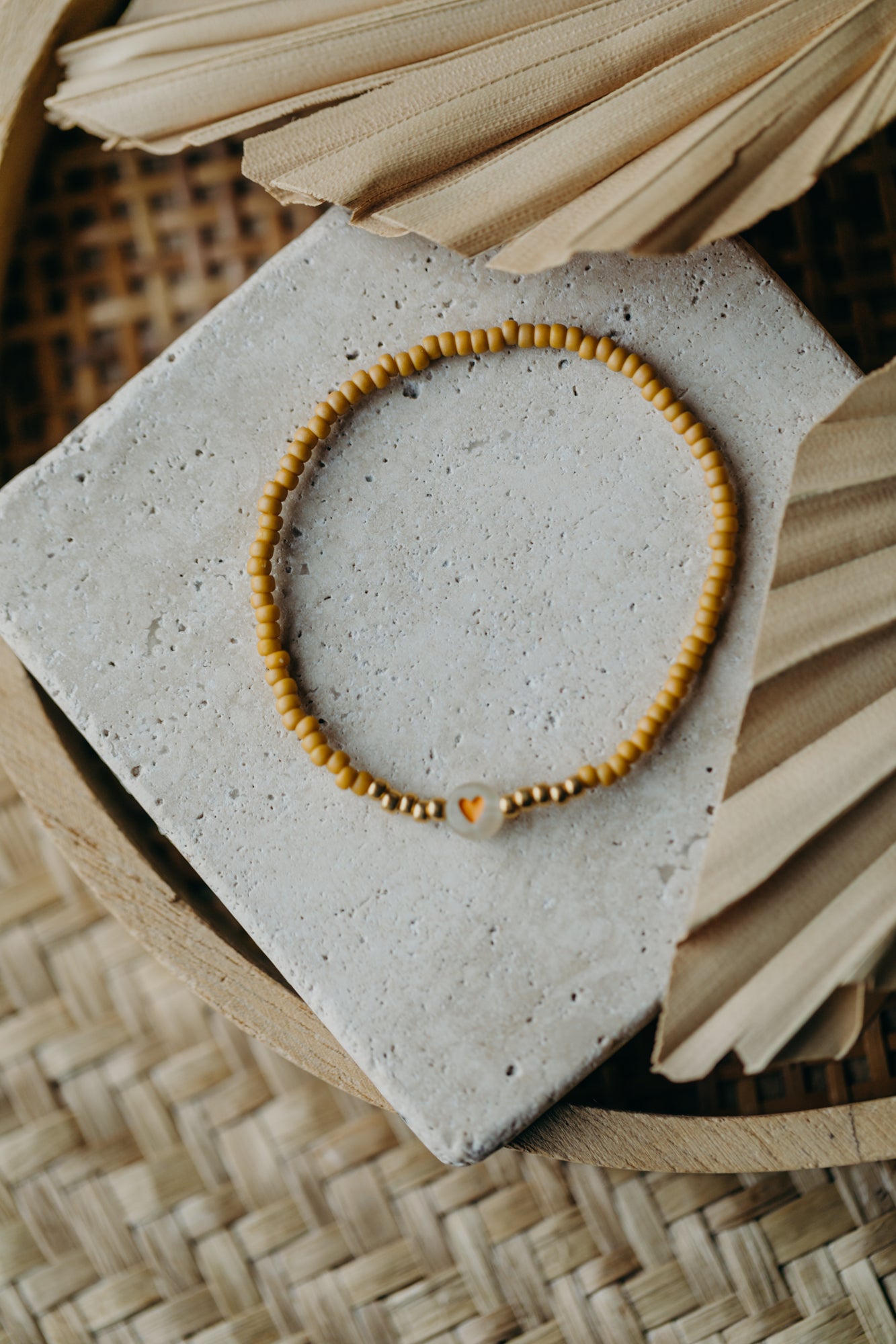 transparentes Herz Perlenarmband in senfgelb