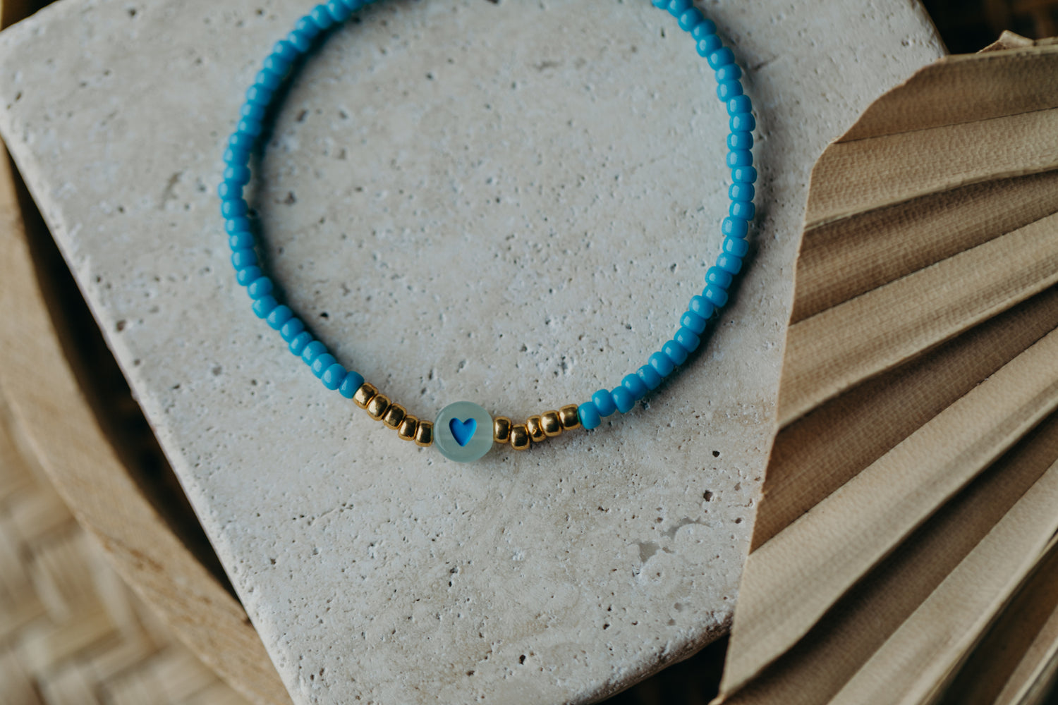 transparentes Herz Perlenarmband in blau
