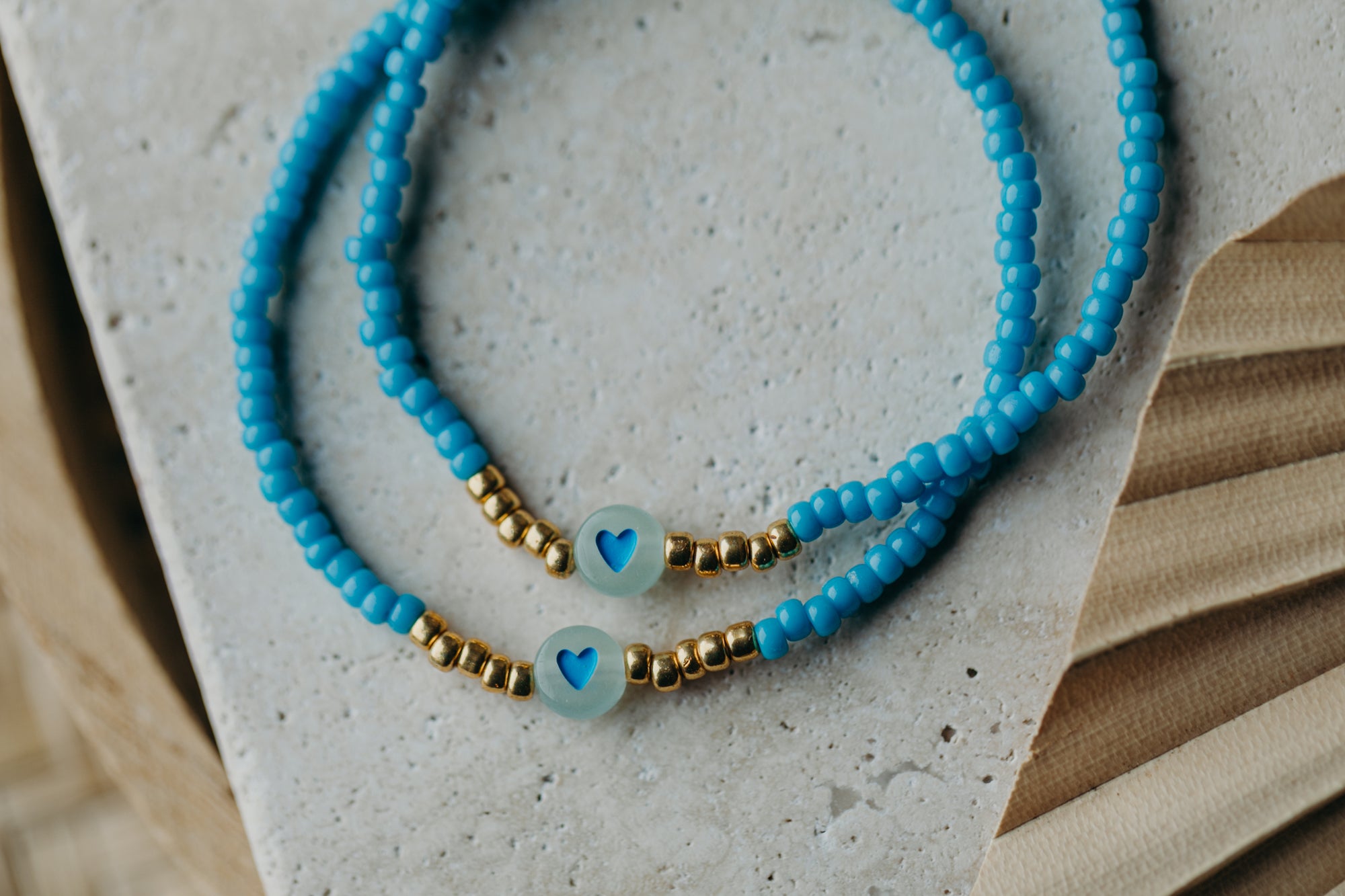 transparentes Herz Perlenarmband in blau