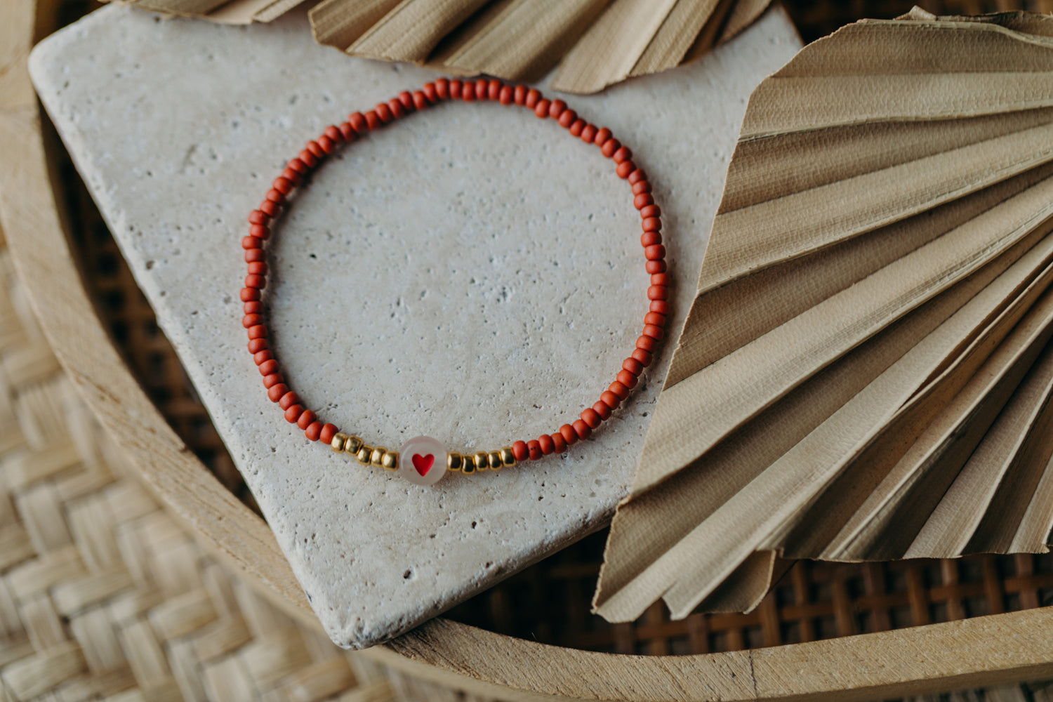 transparentes Herz Perlenarmband in rot