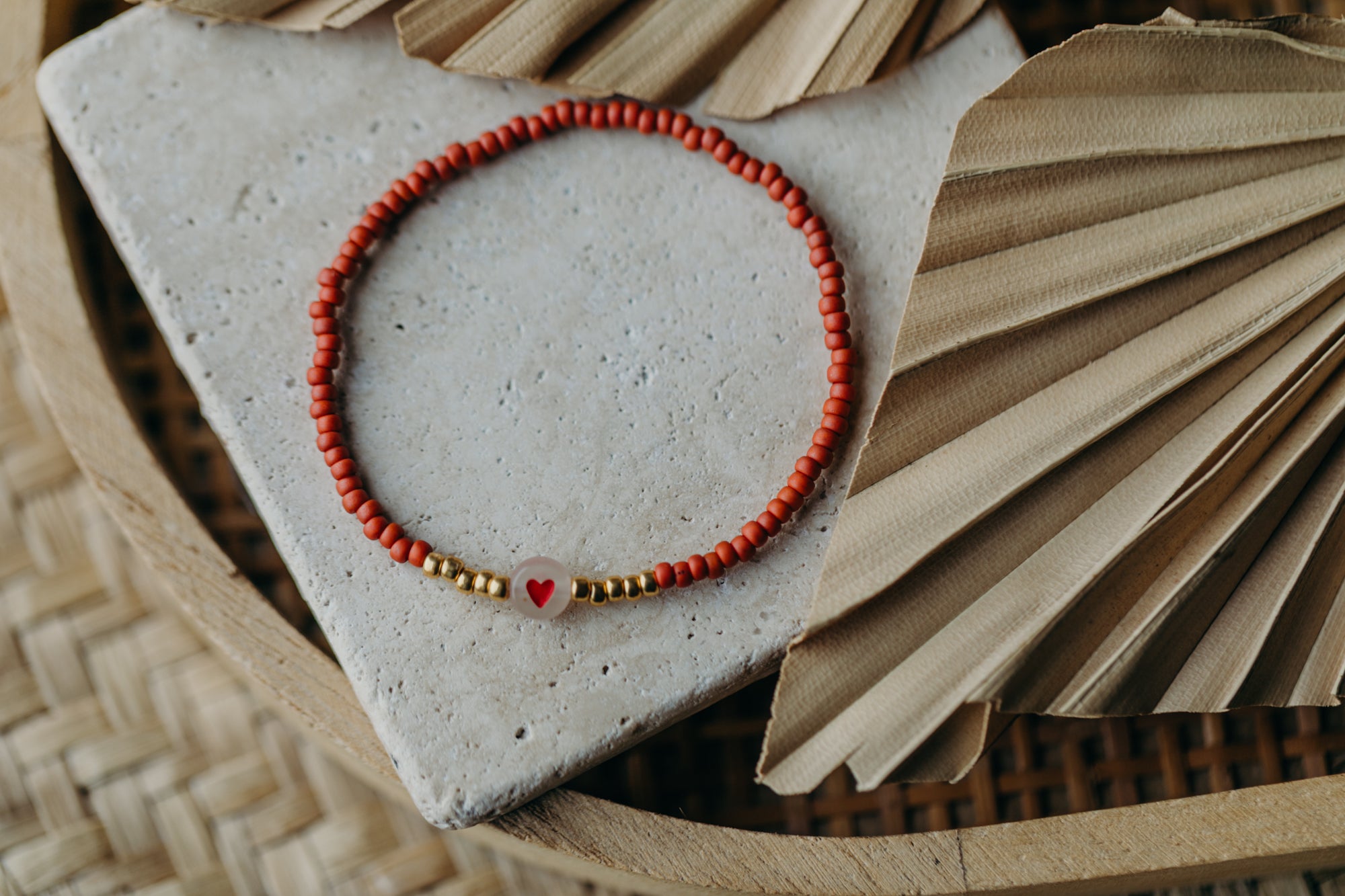 transparentes Herz Perlenarmband in rot