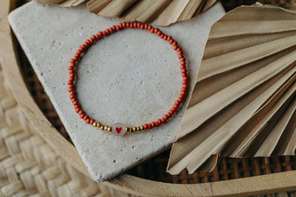 transparentes Herz Perlenarmband in rot