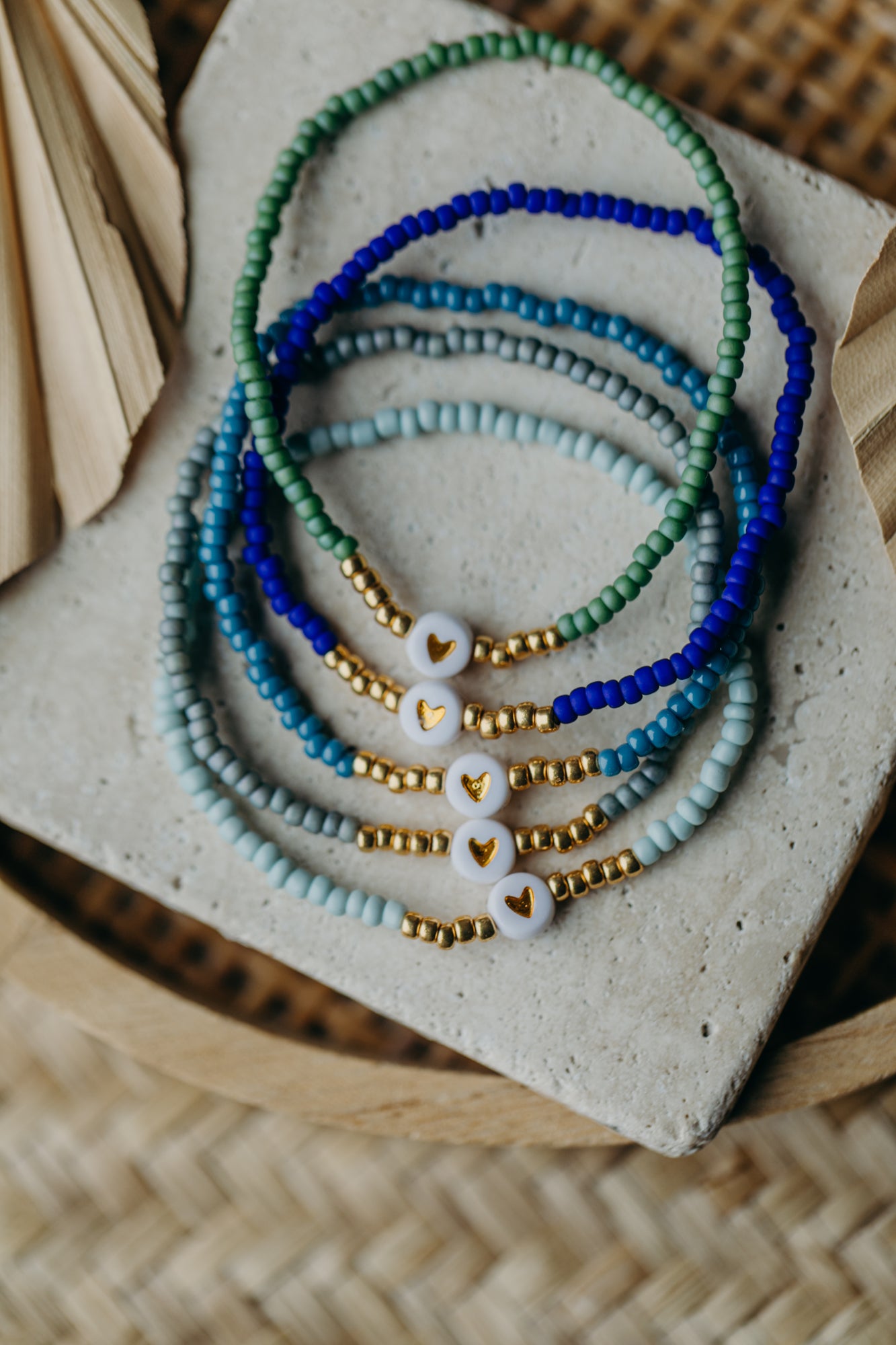 weiß-goldenes Herz Perlenarmband in Mint