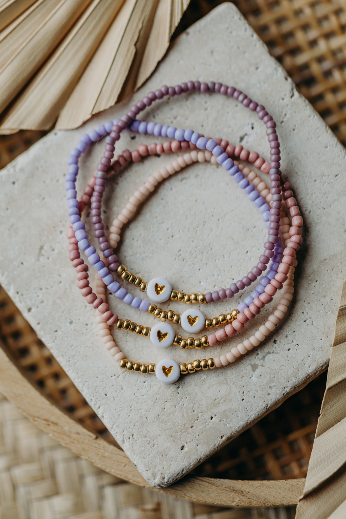 weiß-goldenes Herz Perlenarmband in hellem Lila