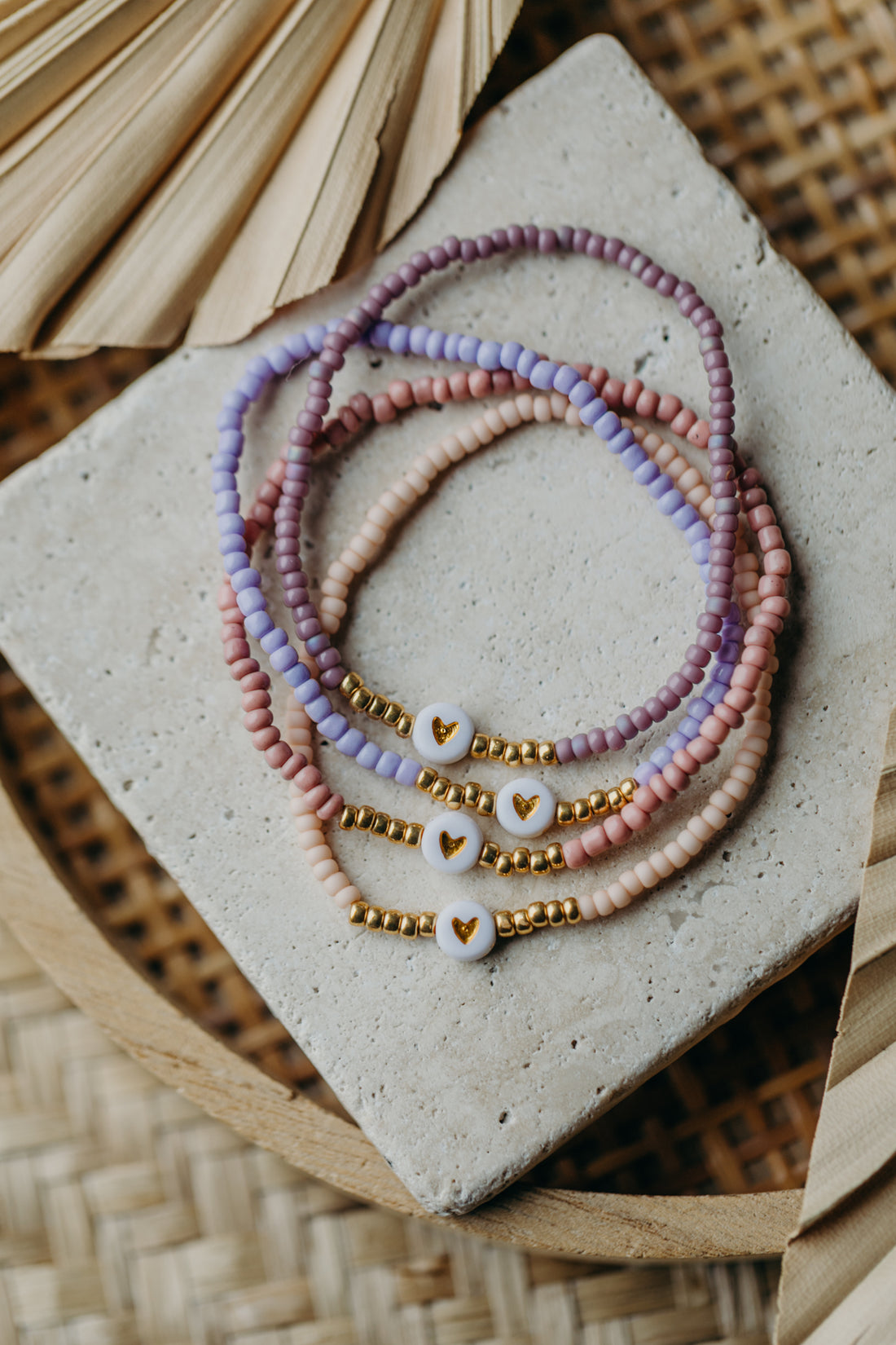 weiß-goldenes Herz Perlenarmband in Mauve