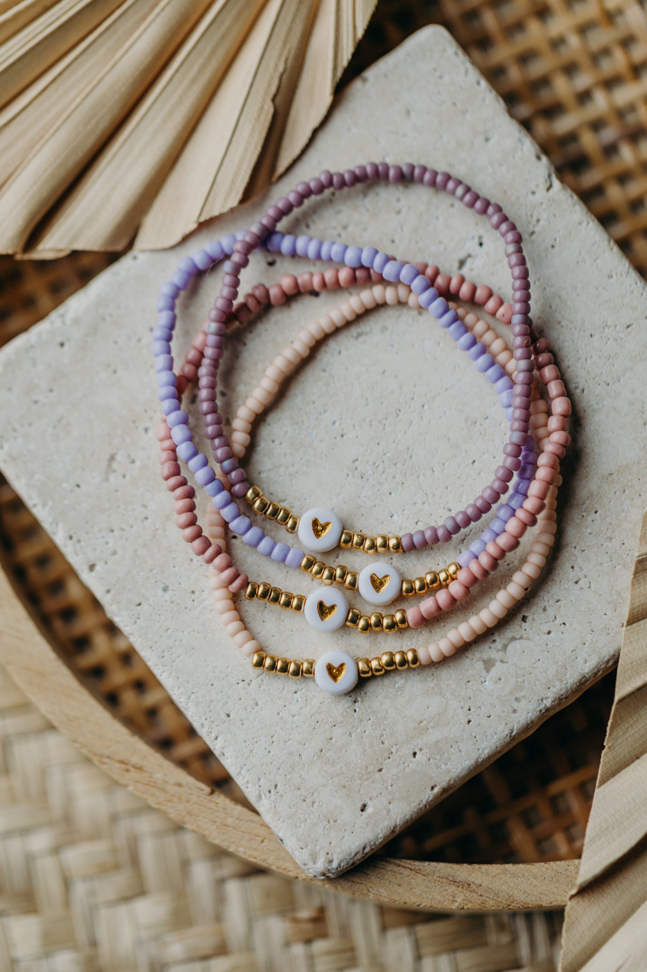 weiß-goldenes Herz Perlenarmband in Mauve