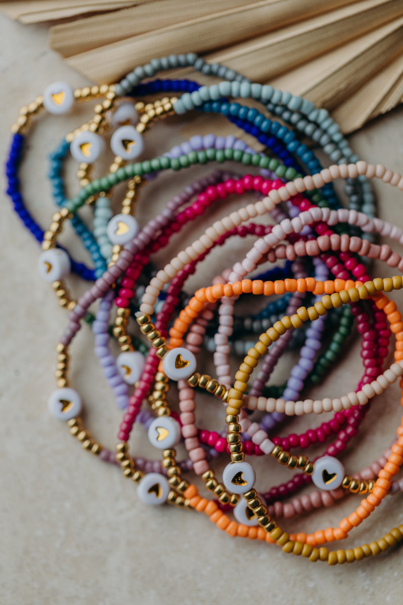 weiß-goldenes Herz Perlenarmband in senfgelb