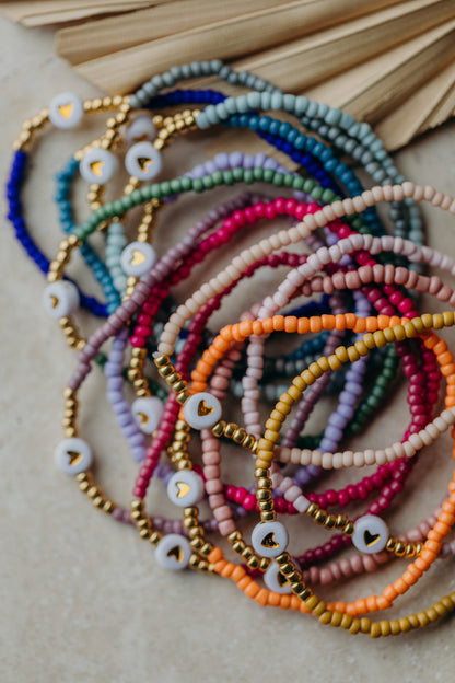 weiß-goldenes Herz Perlenarmband in senfgelb