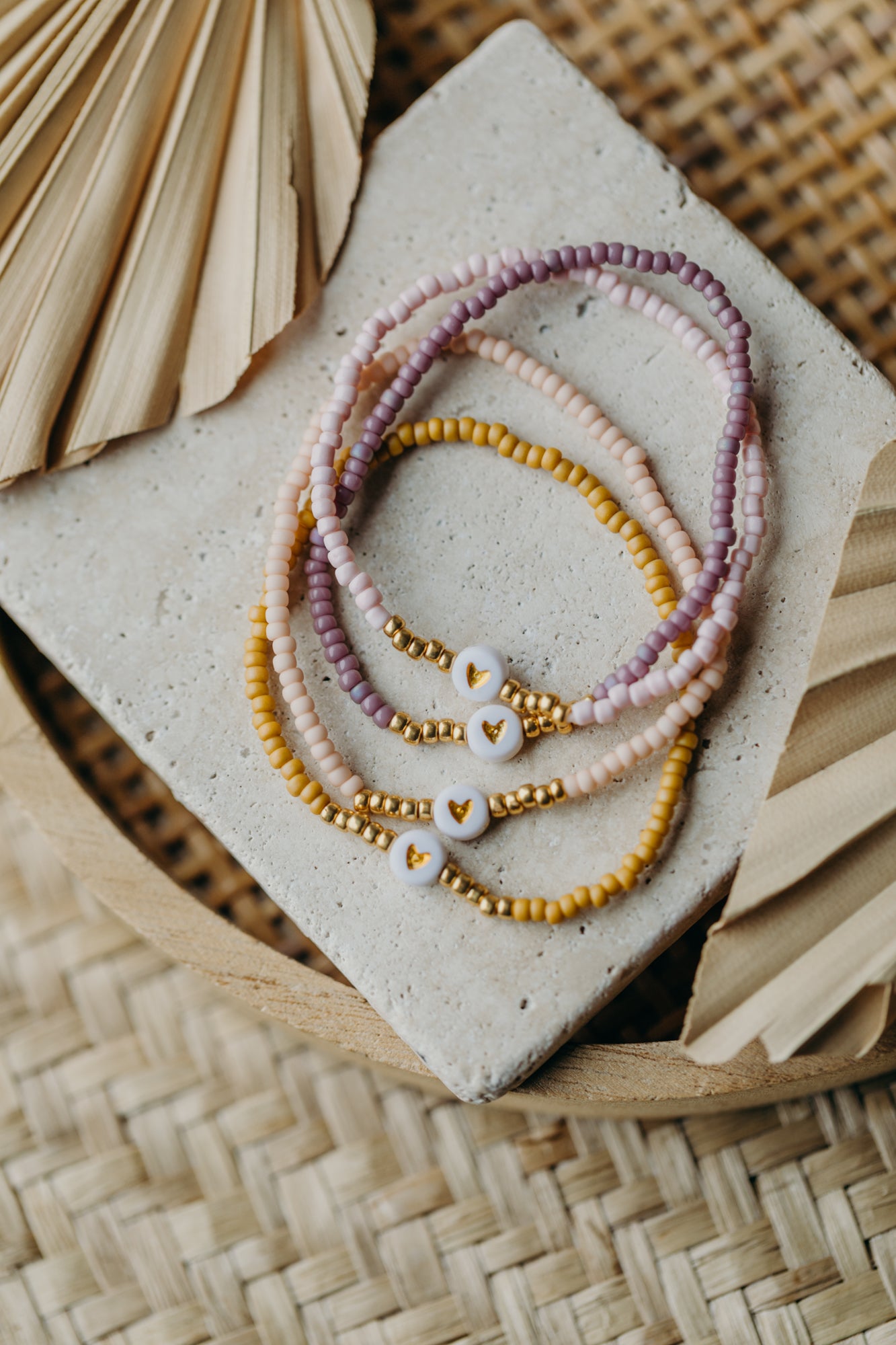 weiß-goldenes Herz Perlenarmband in apricot