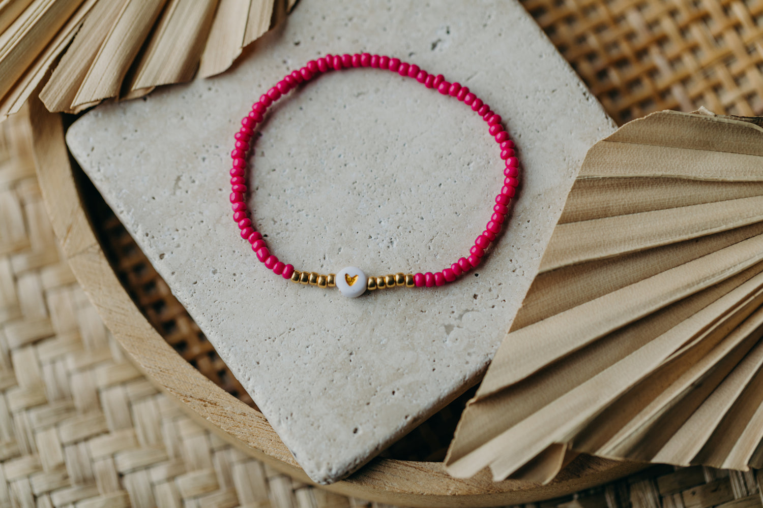 weiß-goldenes Herz Perlenarmband in pink