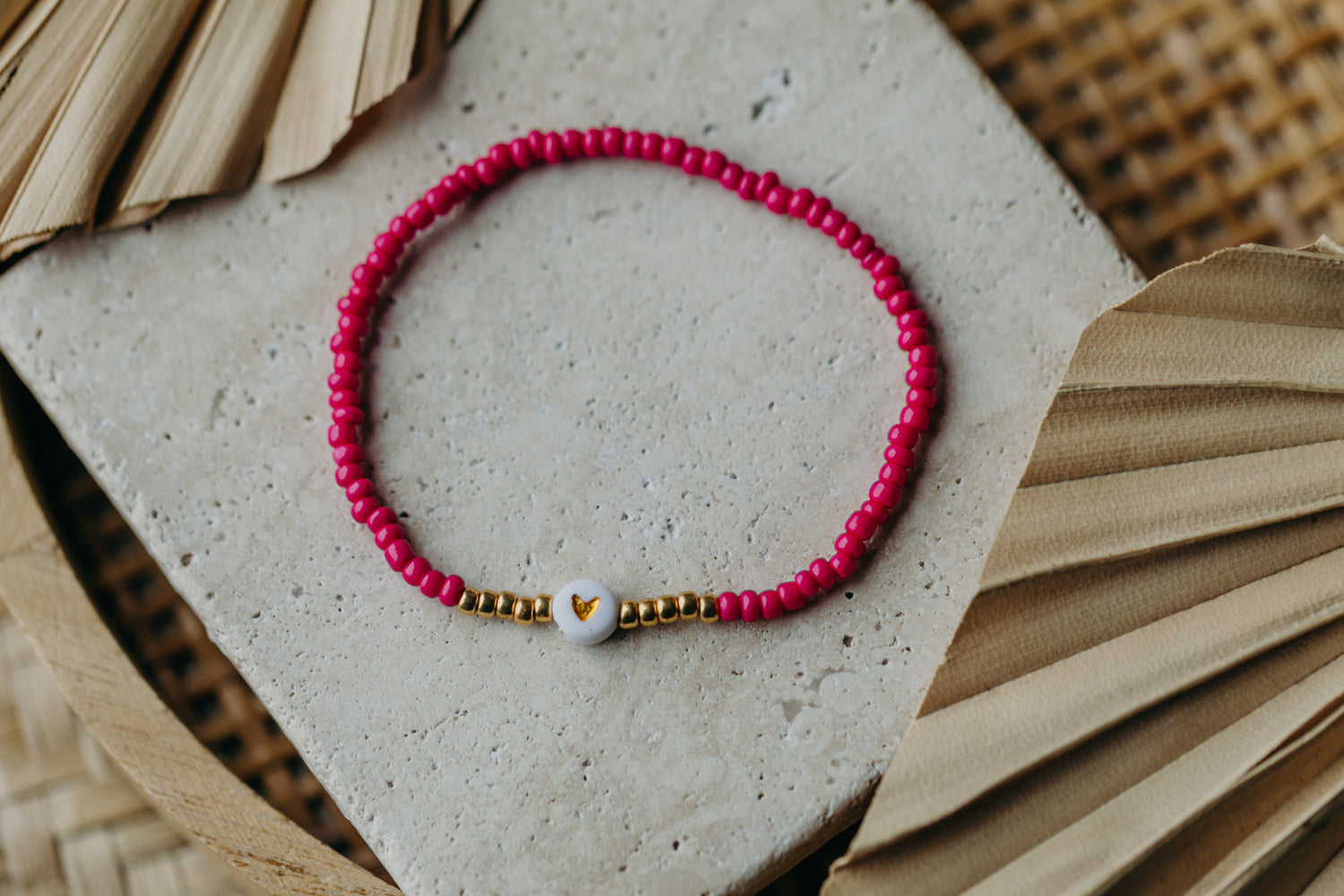 weiß-goldenes Herz Perlenarmband in pink