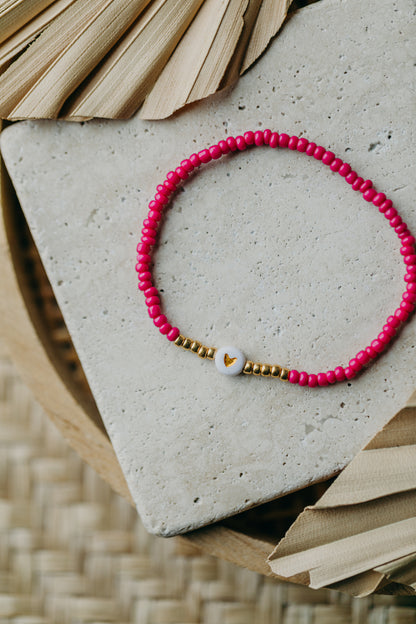 weiß-goldenes Herz Perlenarmband in pink
