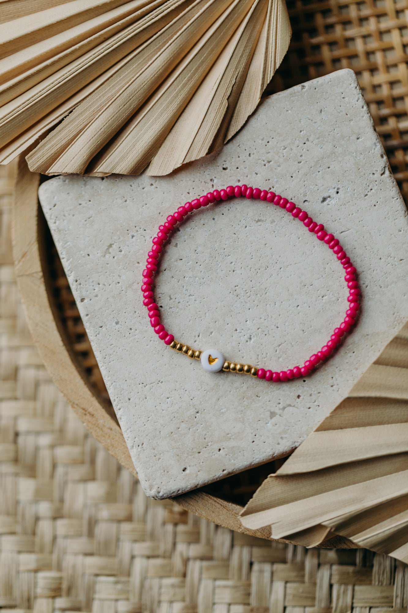 weiß-goldenes Herz Perlenarmband in pink