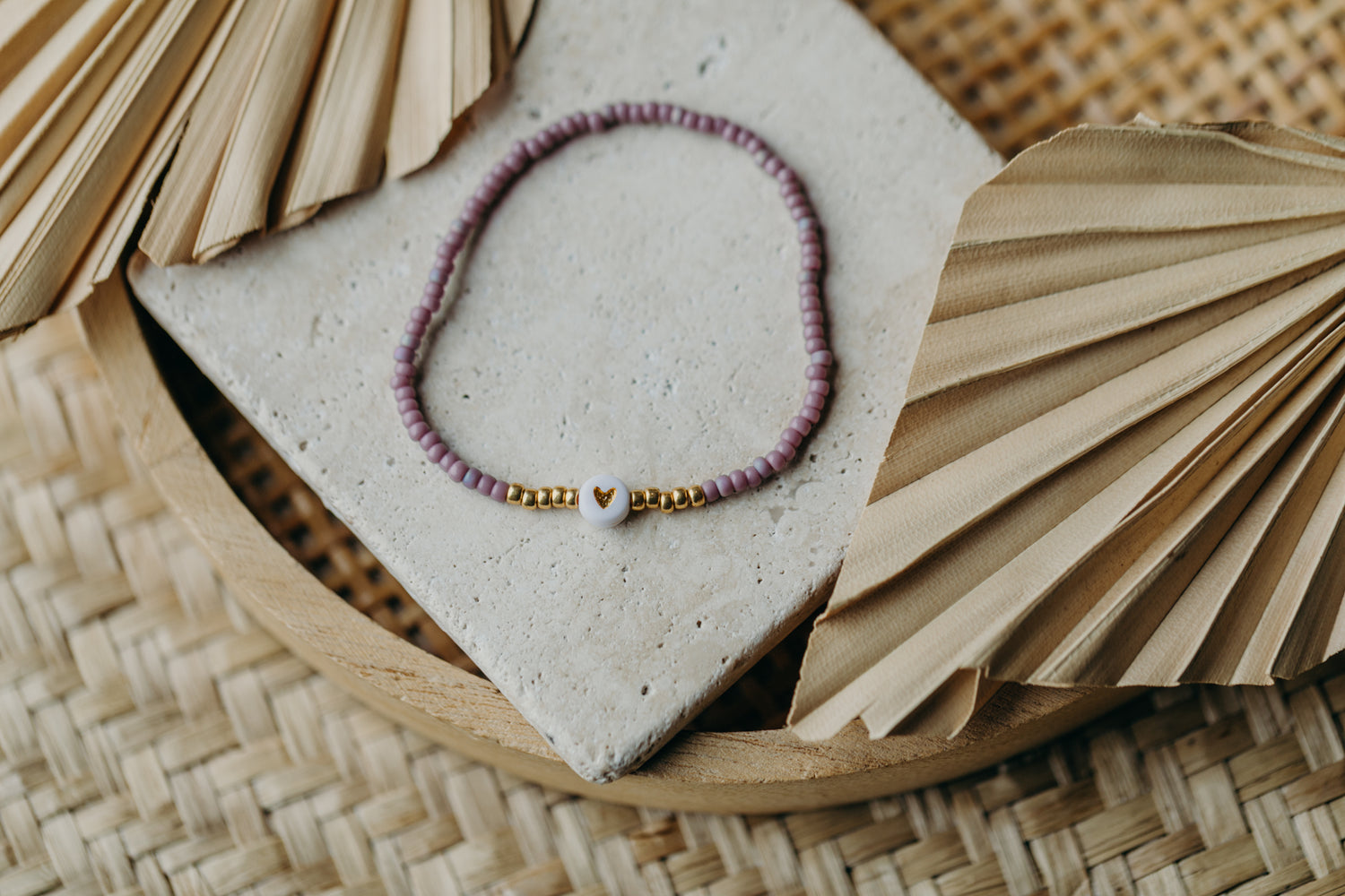weiß-goldenes Herz Perlenarmband in Flieder