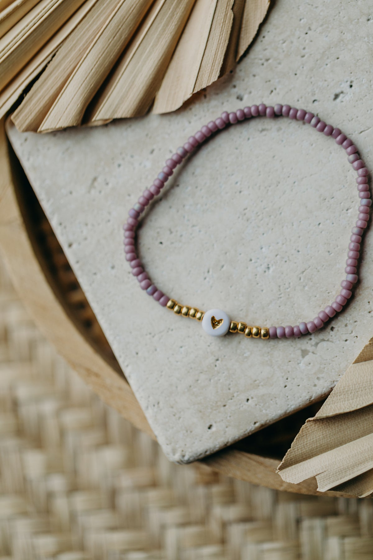 weiß-goldenes Herz Perlenarmband in Flieder