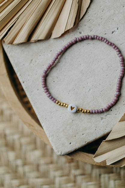 weiß-goldenes Herz Perlenarmband in Flieder