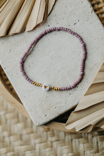 weiß-goldenes Herz Perlenarmband in Flieder