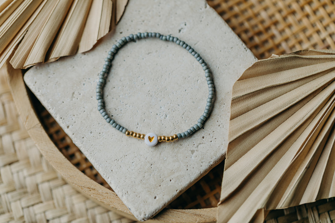 weiß-goldenes Herz Perlenarmband in Grau-Blau