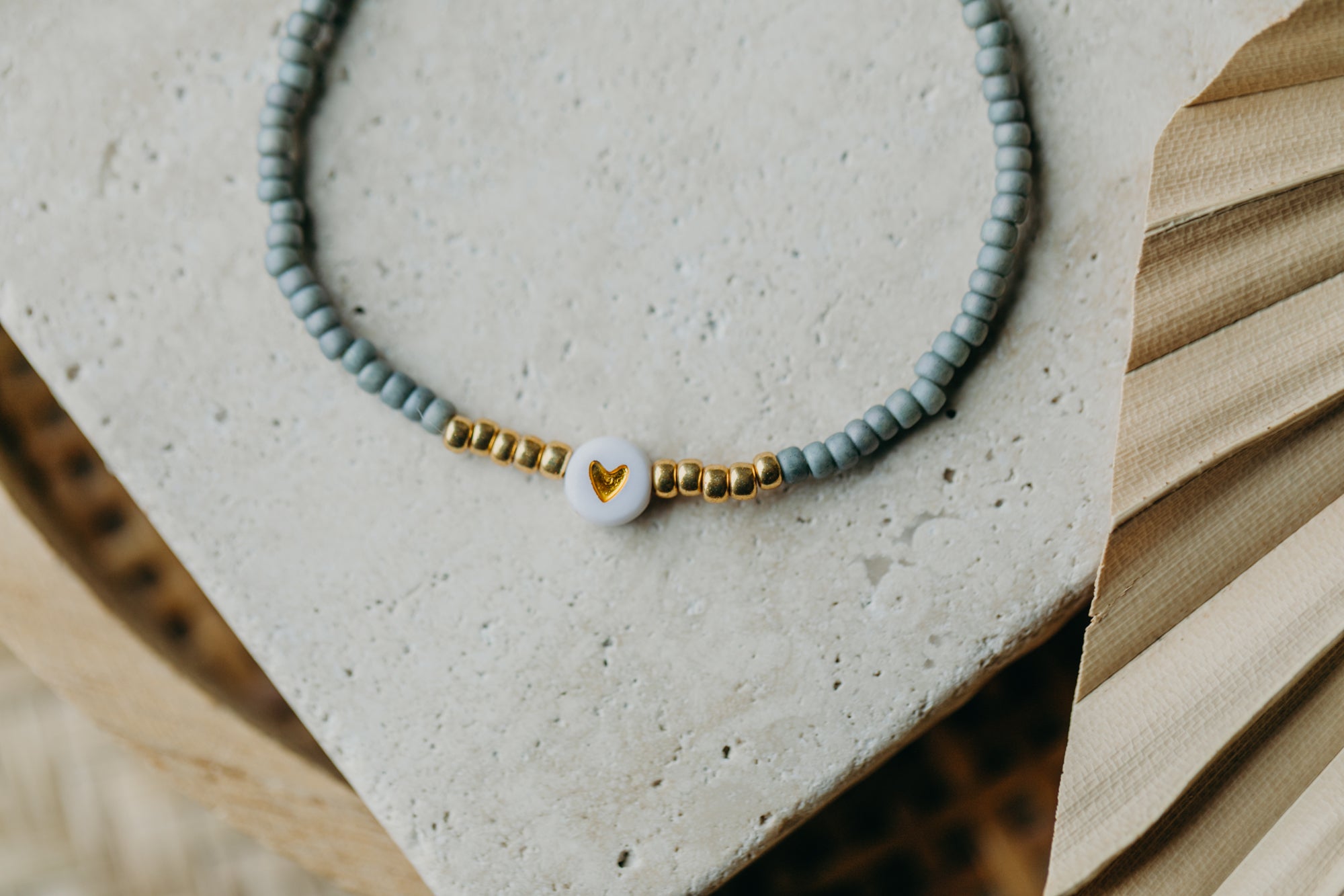 weiß-goldenes Herz Perlenarmband in Grau-Blau
