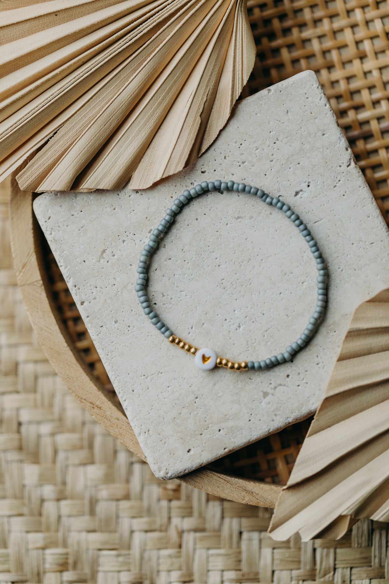 weiß-goldenes Herz Perlenarmband in Grau-Blau