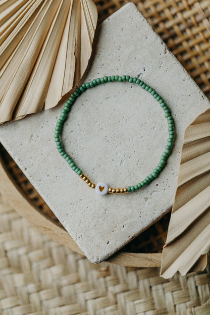 weiß-goldenes Herz Perlenarmband in Grün